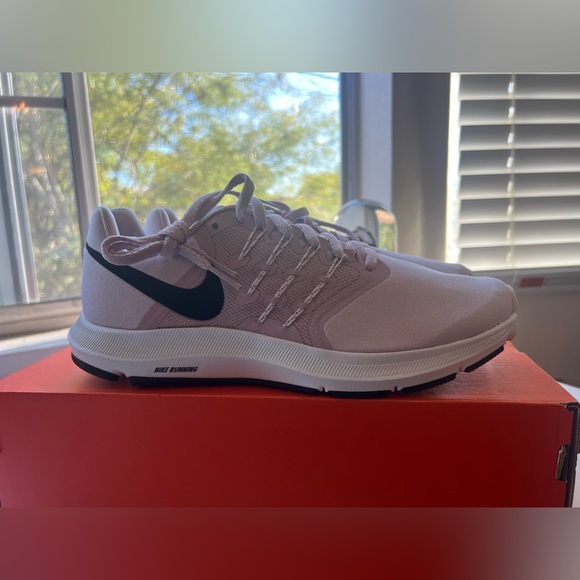 NWT Women's Nike Run Swift - Picture 2 of 10